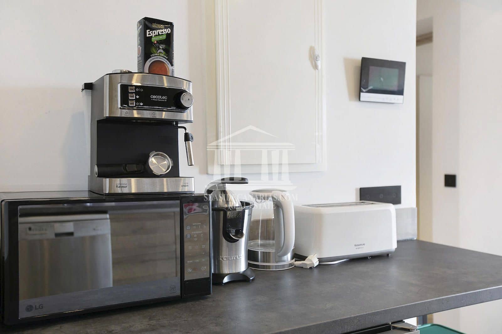 4 bedroom Villa for sale in Armenime with pool garage - € 785,000 (Ref: 9752384)