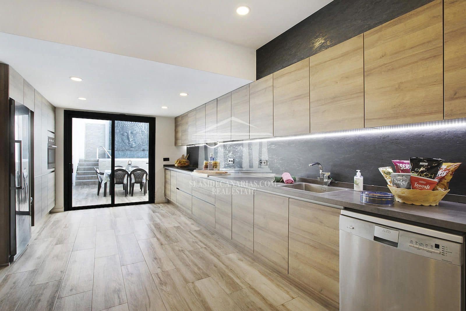 4 bedroom Villa for sale in Armenime with pool garage - € 785,000 (Ref: 9752384)