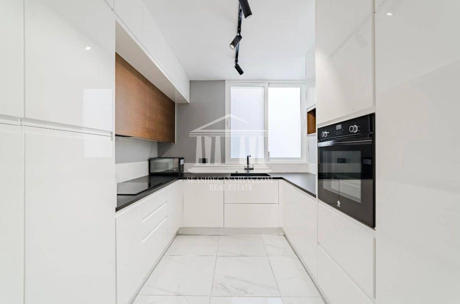 3 soveværelse Byhus til salg i Llano del Camello med swimmingpool garage - € 420.000 (Ref: 9752385)