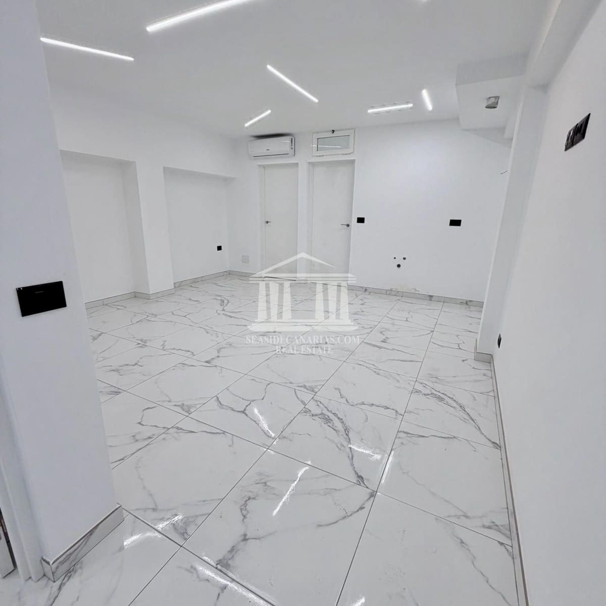 Commercial for sale in Costa Adeje - € 185,000 (Ref: 9805494)