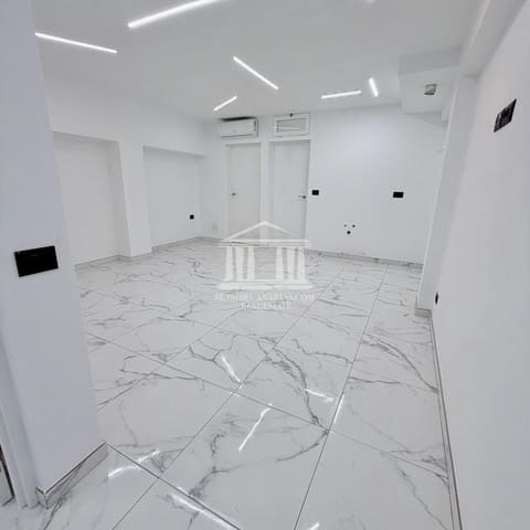 Commercial for sale in Playa de las Américas, Adeje - € 185,000 (Ref: 9805494)