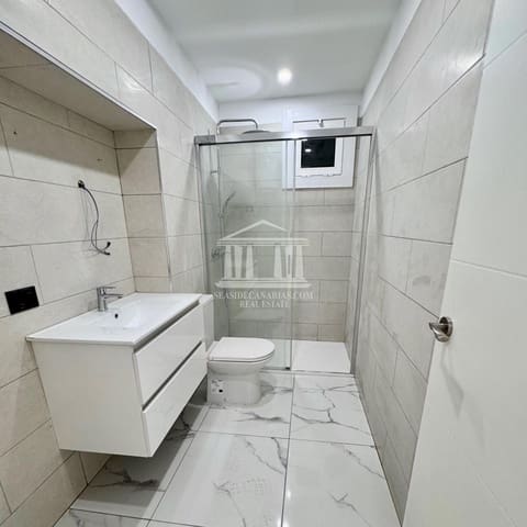 Commercial for sale in Playa de las Américas, Adeje - € 185,000 (Ref: 9805494)