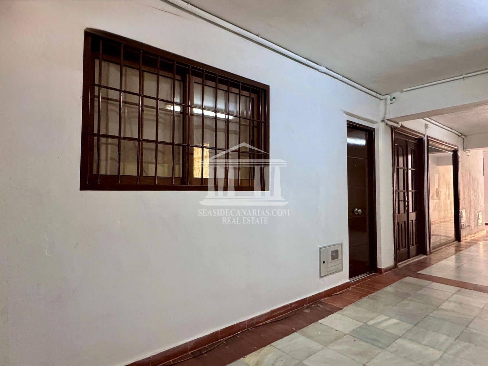 Commercial for sale in Costa Adeje - € 185,000 (Ref: 9805494)