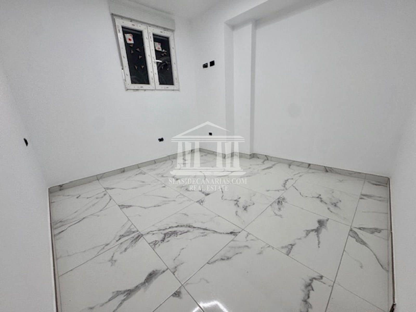 Commercial for sale in Costa Adeje - € 185,000 (Ref: 9805494)