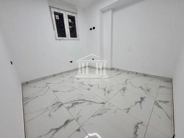 Commercial for sale in Playa de las Américas, Adeje - € 185,000 (Ref: 9805494)