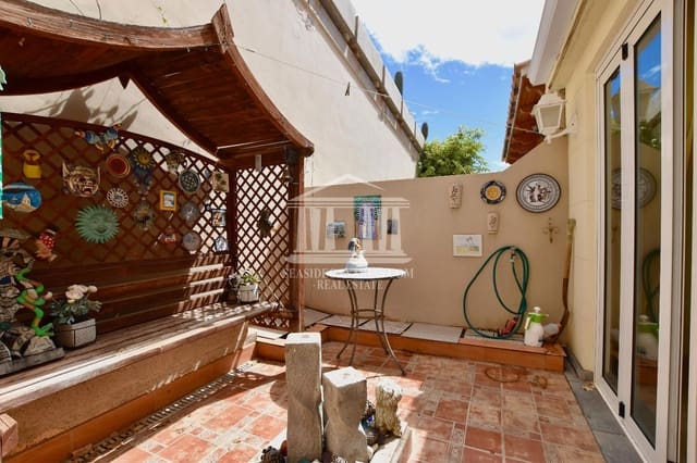 2 makuuhuone Omakotitalo myytävänä paikassa Chayofa, Arona mukana 
autotalli - 389 000 € (Ref: 9805626)