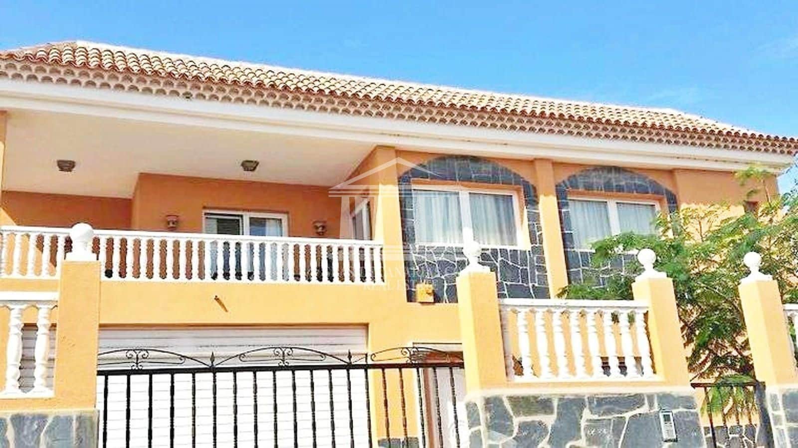 12 bedroom Villa for sale in El Medano with pool - € 1,750,000 (Ref: 9819275)
