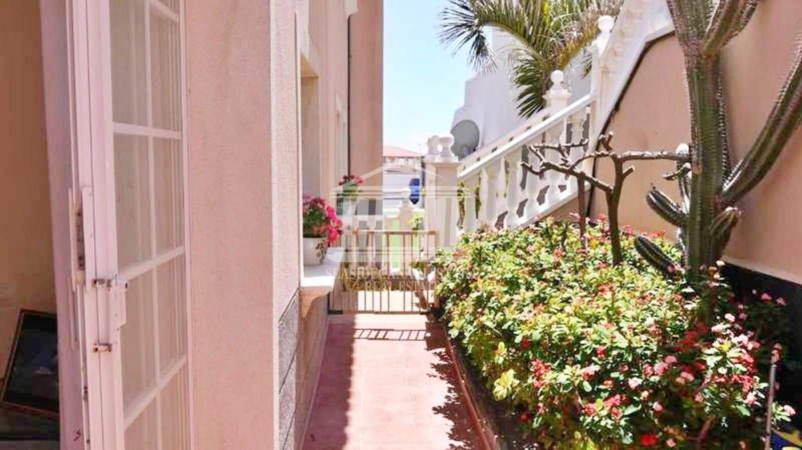 12 bedroom Villa for sale in El Medano with pool - € 1,750,000 (Ref: 9819275)
