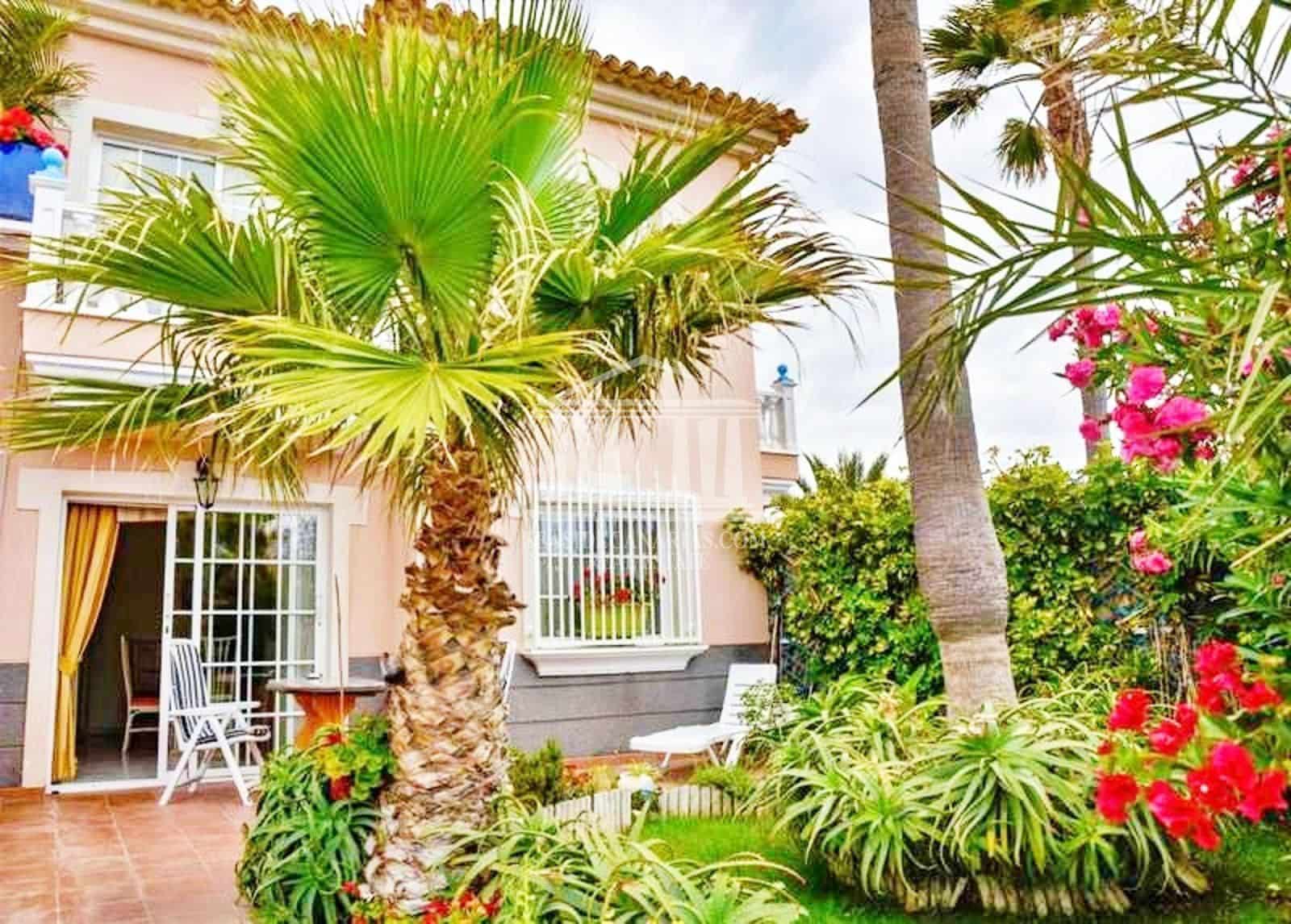 12 bedroom Villa for sale in El Medano with pool - € 1,750,000 (Ref: 9819275)