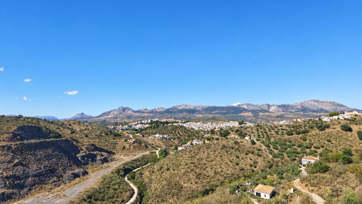 3 bedroom Villa for sale in Colmenar with pool garage - € 375,000 (Ref: 10163282)
