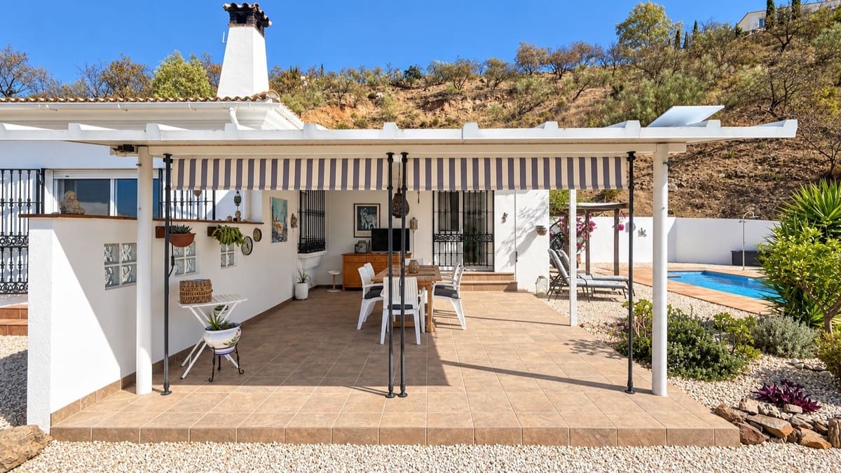 3 bedroom Villa for sale in Colmenar with pool garage - € 375,000 (Ref: 10163282)
