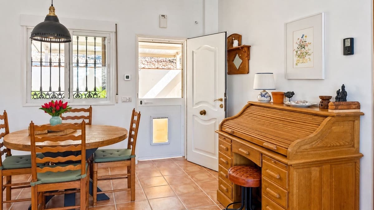 3 bedroom Villa for sale in Colmenar with pool garage - € 375,000 (Ref: 10163282)
