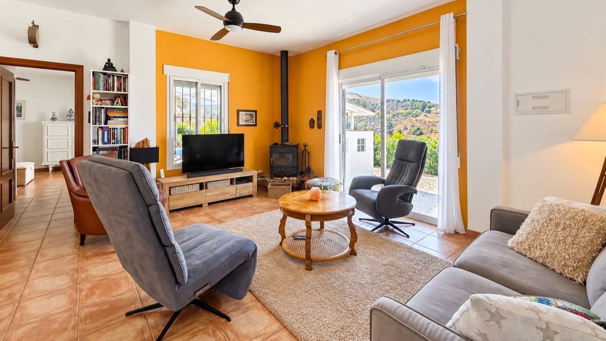 3 bedroom Villa for sale in Colmenar with pool garage - € 375,000 (Ref: 10163282)