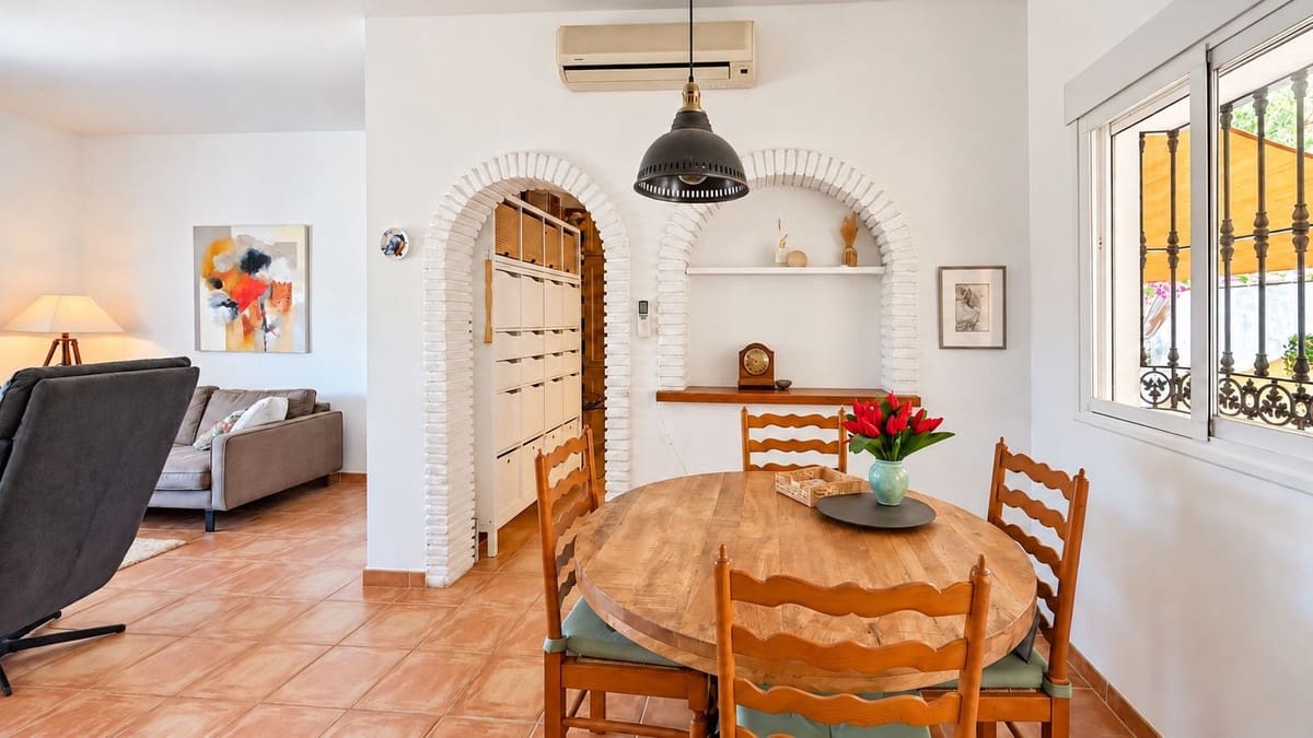 3 bedroom Villa for sale in Colmenar with pool garage - € 375,000 (Ref: 10163282)