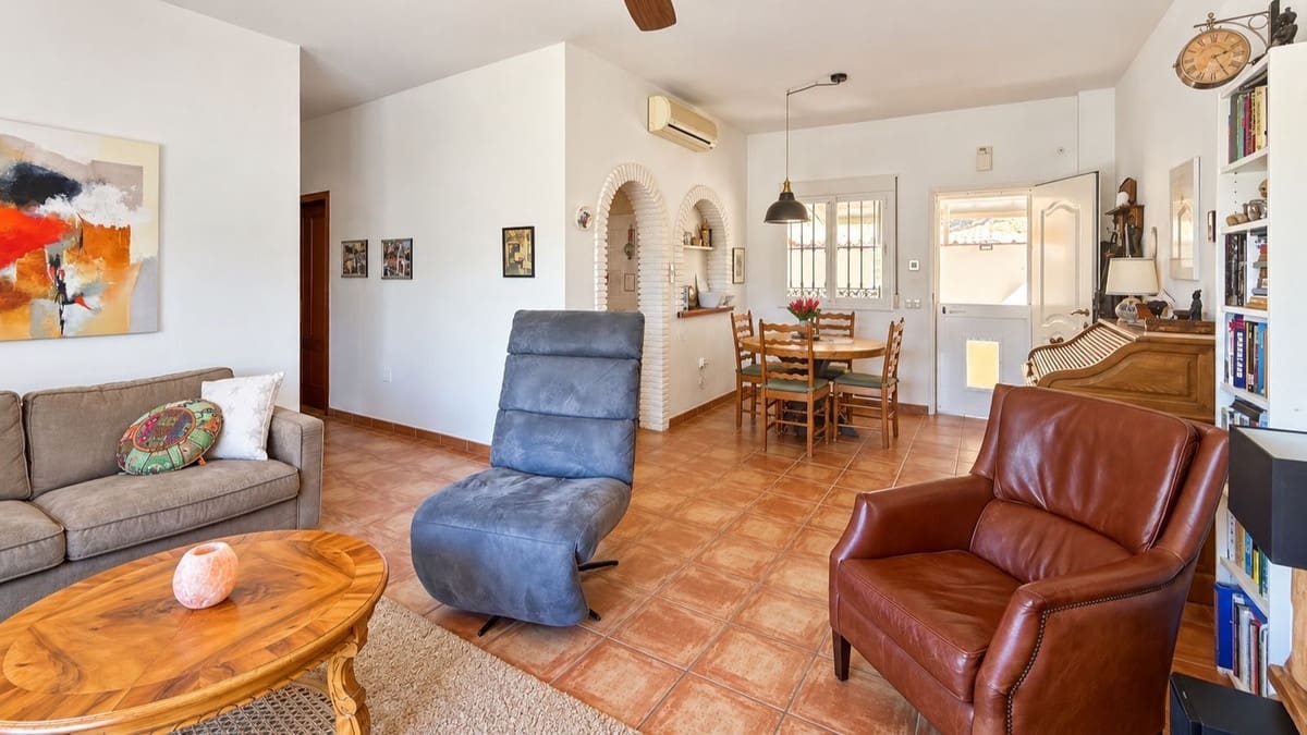 3 bedroom Villa for sale in Colmenar with pool garage - € 375,000 (Ref: 10163282)