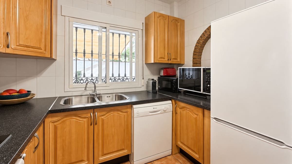3 bedroom Villa for sale in Colmenar with pool garage - € 375,000 (Ref: 10163282)