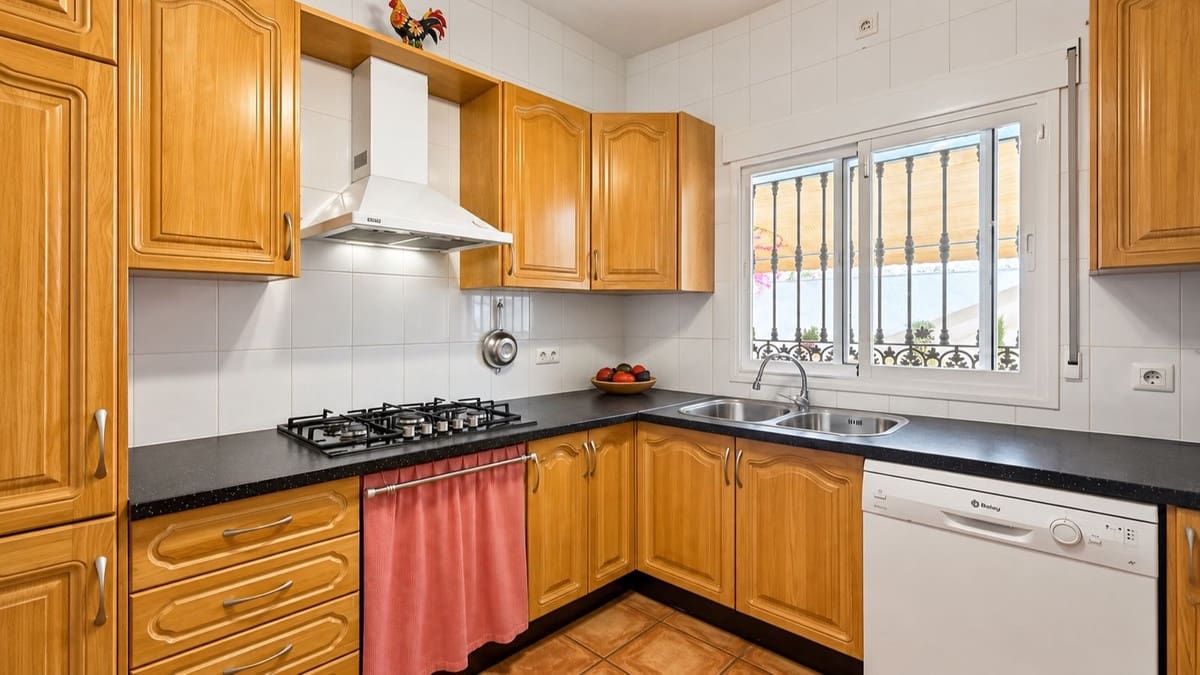3 bedroom Villa for sale in Colmenar with pool garage - € 375,000 (Ref: 10163282)