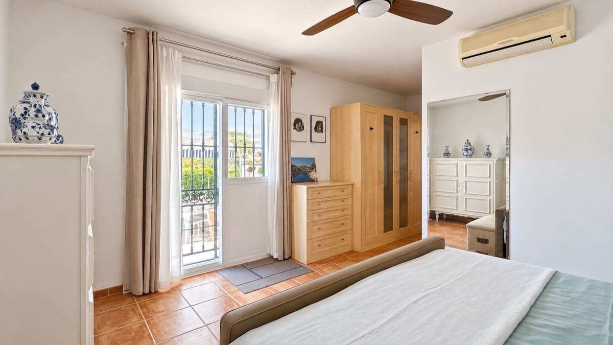 3 bedroom Villa for sale in Colmenar with pool garage - € 375,000 (Ref: 10163282)