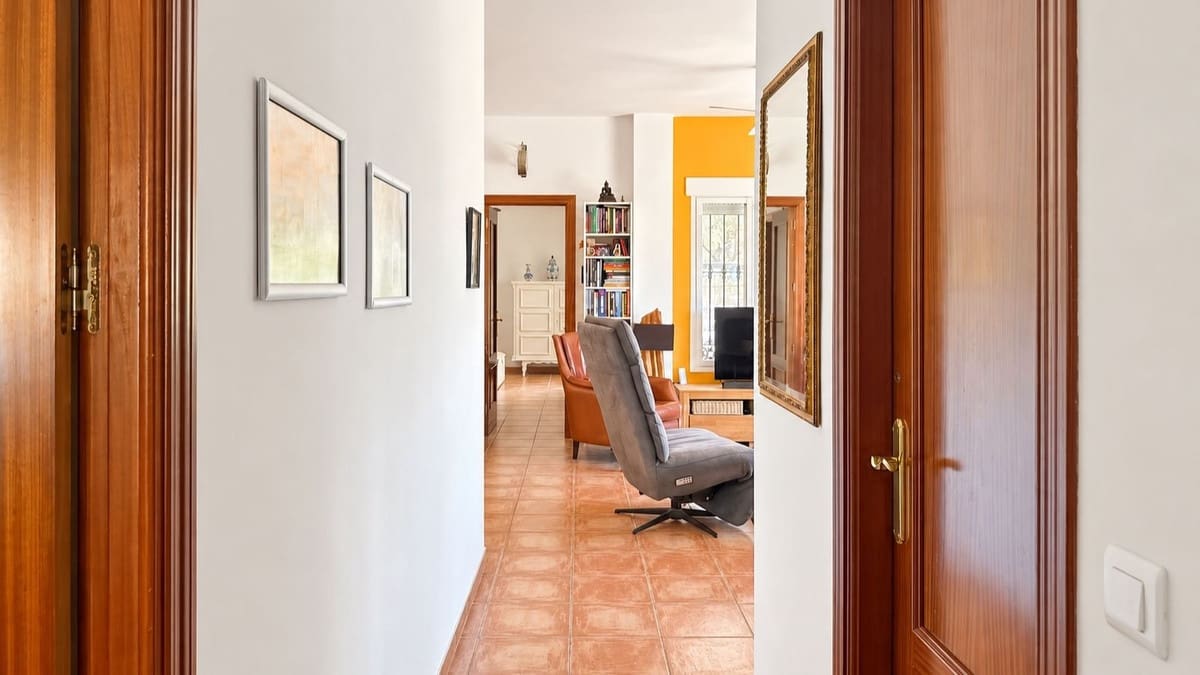 3 bedroom Villa for sale in Colmenar with pool garage - € 375,000 (Ref: 10163282)