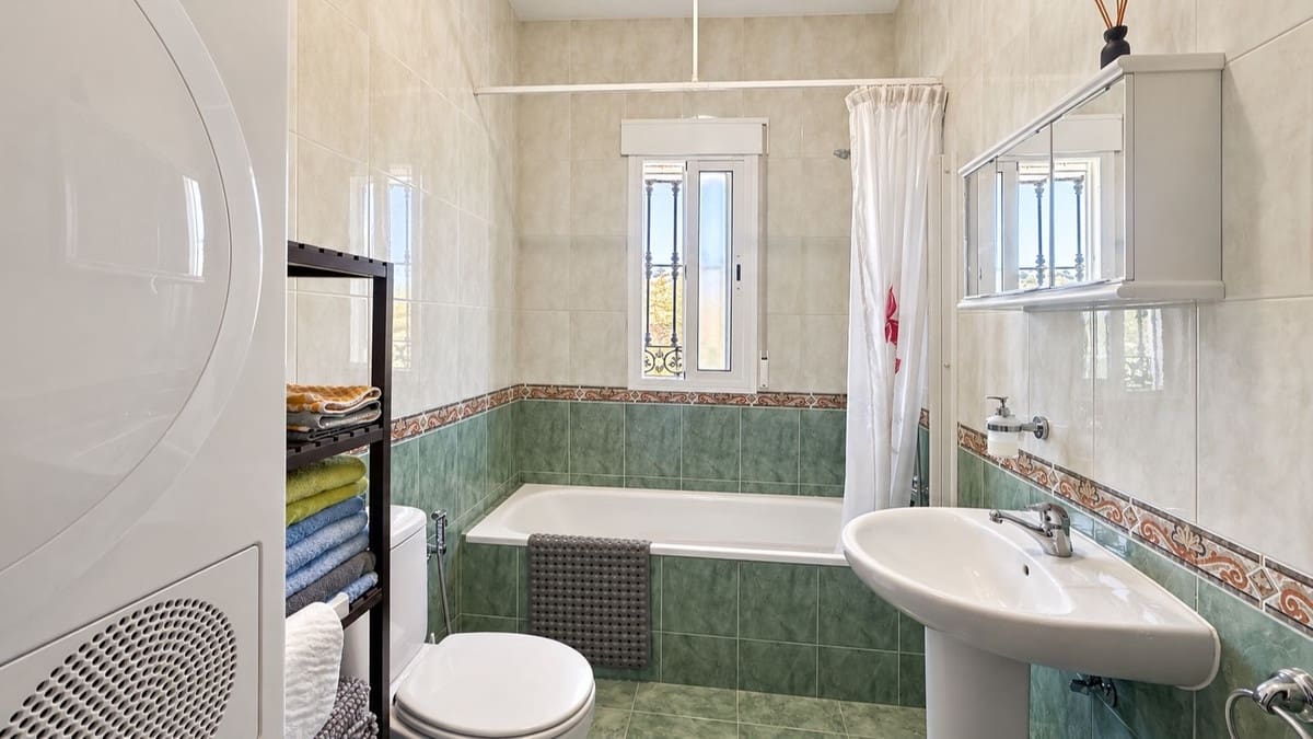 3 bedroom Villa for sale in Colmenar with pool garage - € 375,000 (Ref: 10163282)