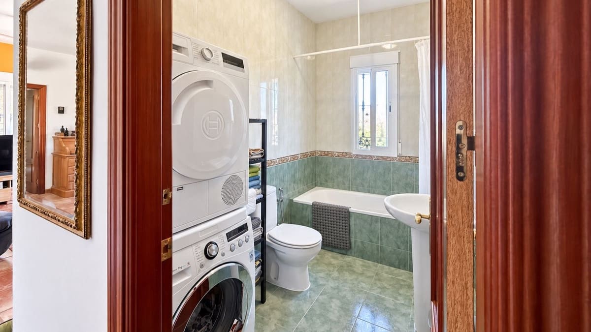 3 bedroom Villa for sale in Colmenar with pool garage - € 375,000 (Ref: 10163282)