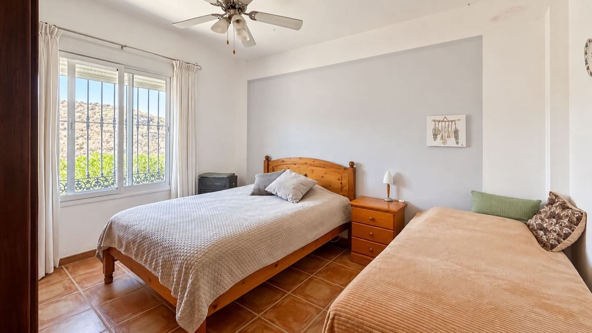3 bedroom Villa for sale in Colmenar with pool garage - € 375,000 (Ref: 10163282)