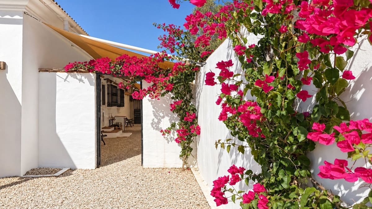 3 bedroom Villa for sale in Colmenar with pool garage - € 375,000 (Ref: 10163282)