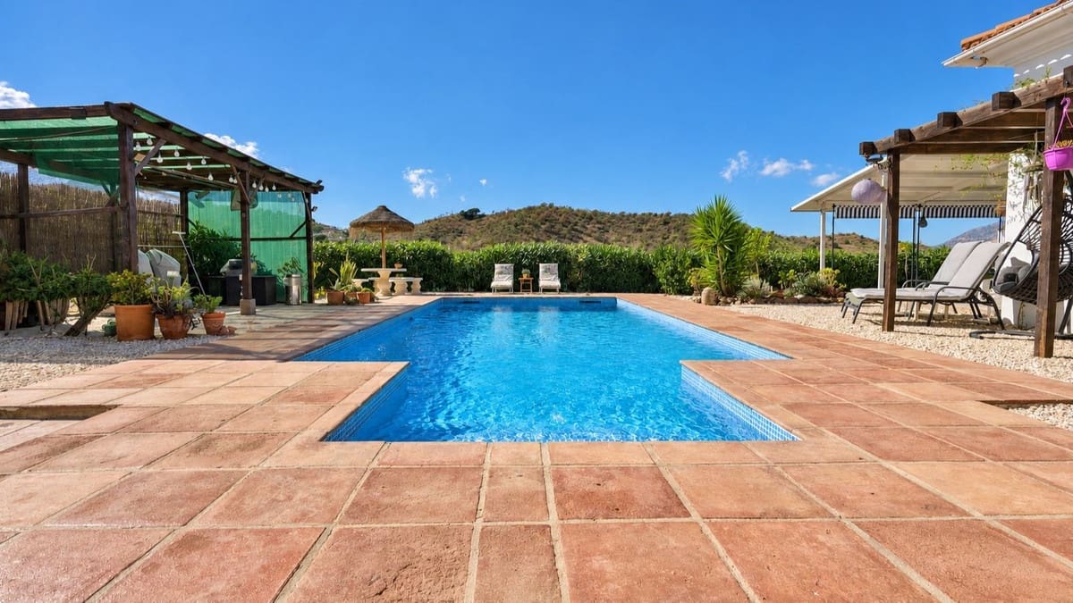 3 bedroom Villa for sale in Colmenar with pool garage - € 375,000 (Ref: 10163282)