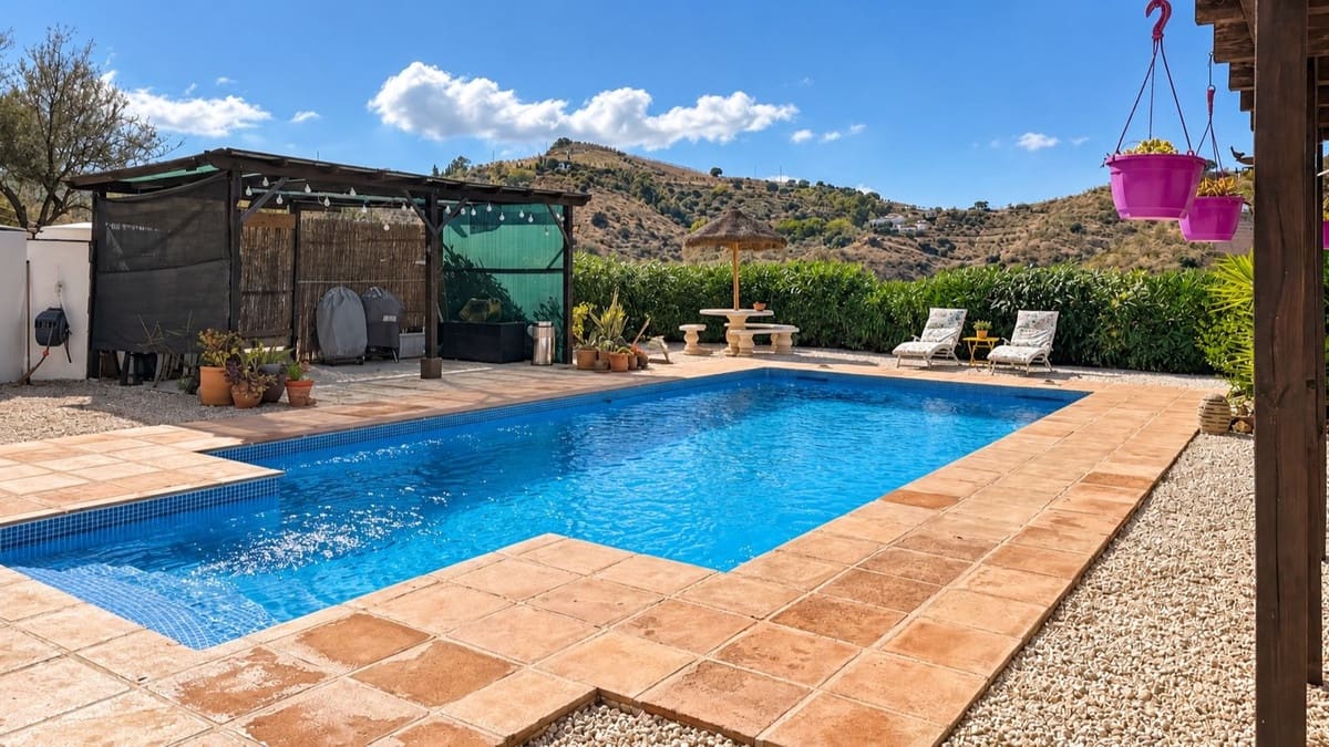 3 bedroom Villa for sale in Colmenar with pool garage - € 375,000 (Ref: 10163282)