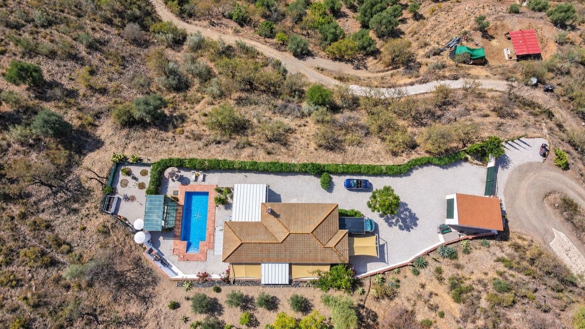 3 bedroom Villa for sale in Colmenar with pool garage - € 375,000 (Ref: 10163282)