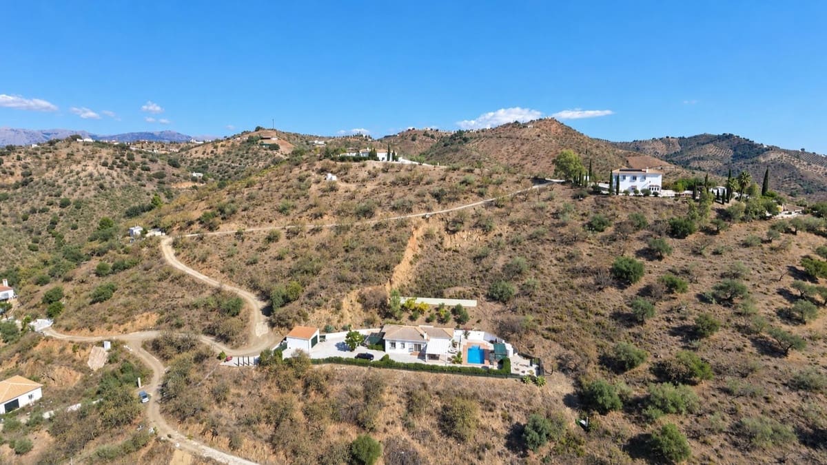 3 bedroom Villa for sale in Colmenar with pool garage - € 375,000 (Ref: 10163282)