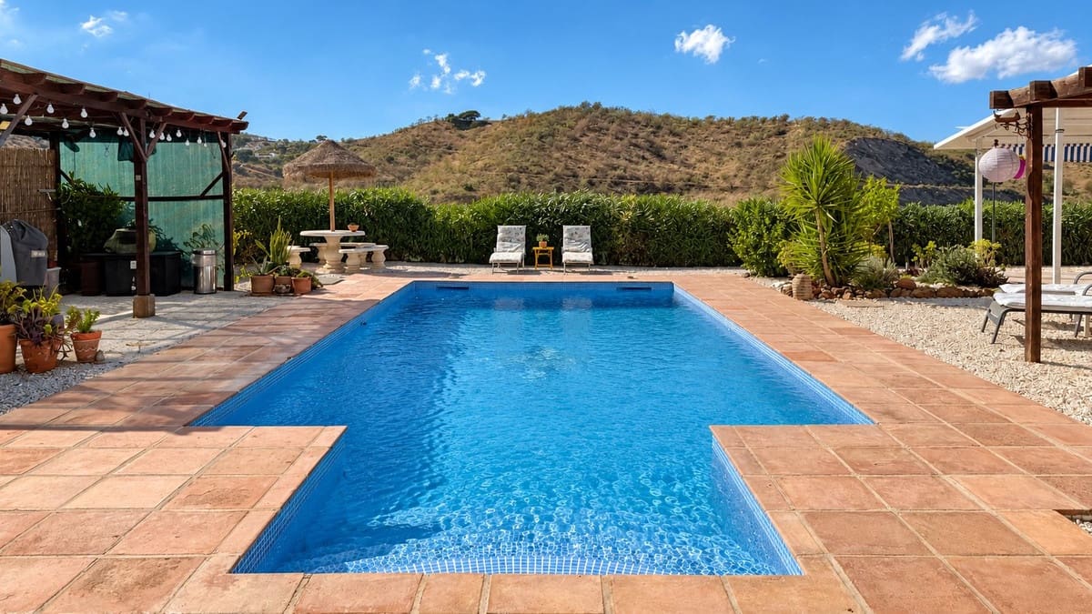 3 bedroom Villa for sale in Colmenar with pool garage - € 375,000 (Ref: 10163282)