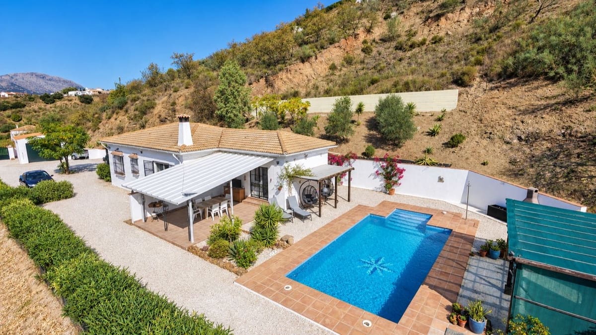 3 bedroom Villa for sale in Colmenar with pool garage - € 375,000 (Ref: 10163282)