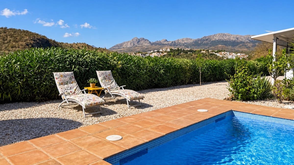 3 bedroom Villa for sale in Colmenar with pool garage - € 375,000 (Ref: 10163282)