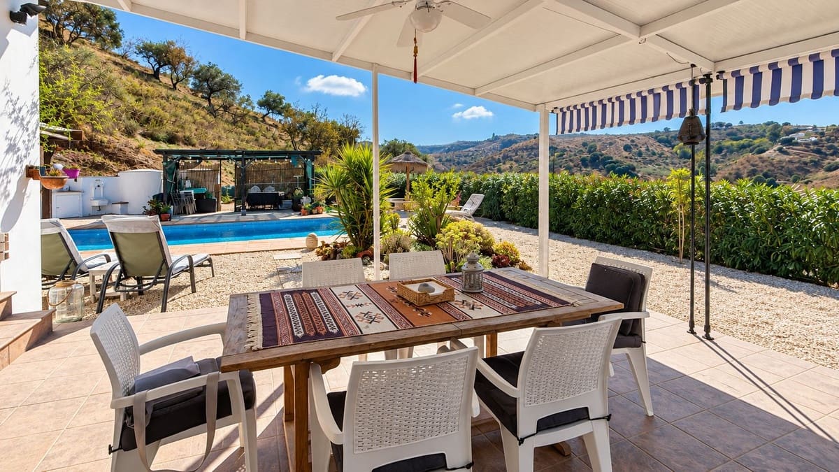 3 bedroom Villa for sale in Colmenar with pool garage - € 375,000 (Ref: 10163282)