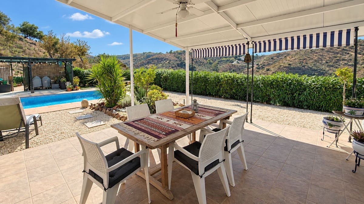 3 bedroom Villa for sale in Colmenar with pool garage - € 375,000 (Ref: 10163282)