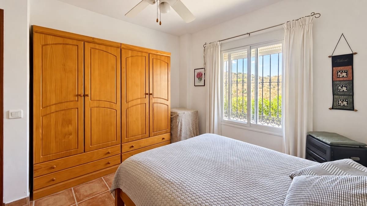 3 bedroom Villa for sale in Colmenar with pool garage - € 375,000 (Ref: 10163282)