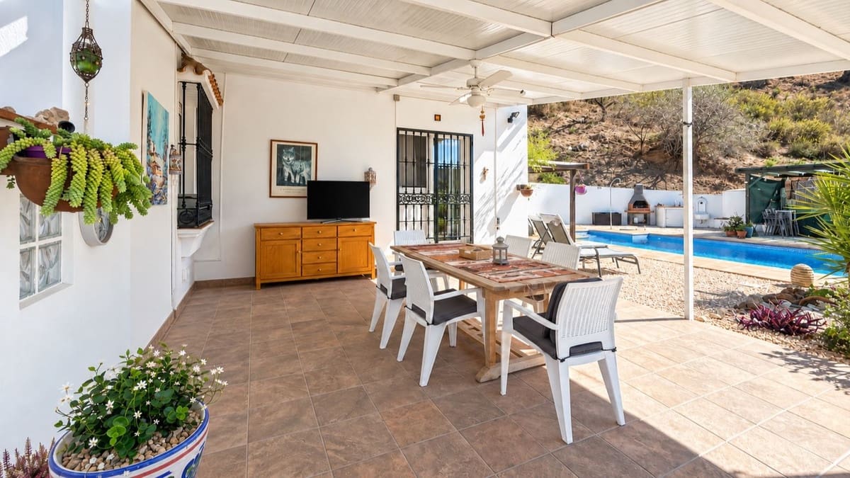 3 bedroom Villa for sale in Colmenar with pool garage - € 375,000 (Ref: 10163282)