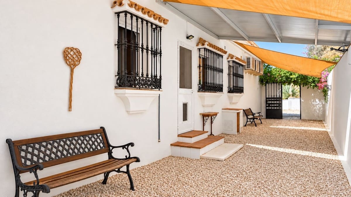 3 bedroom Villa for sale in Colmenar with pool garage - € 375,000 (Ref: 10163282)