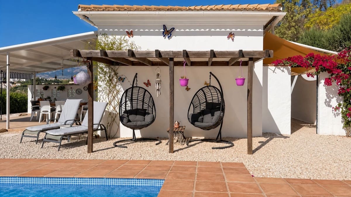 3 bedroom Villa for sale in Colmenar with pool garage - € 375,000 (Ref: 10163282)