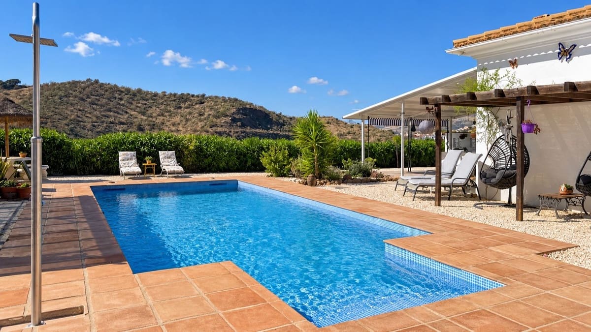 3 bedroom Villa for sale in Colmenar with pool garage - € 375,000 (Ref: 10163282)