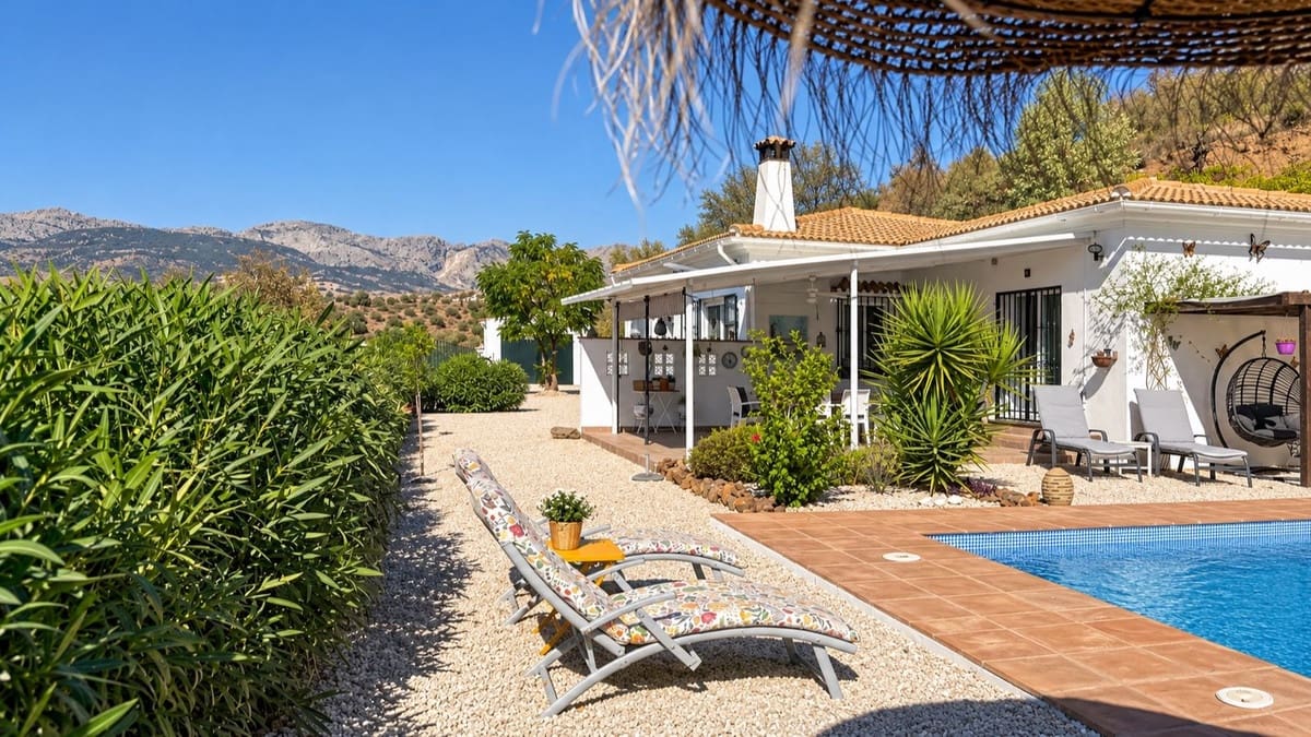 3 bedroom Villa for sale in Colmenar with pool garage - € 375,000 (Ref: 10163282)