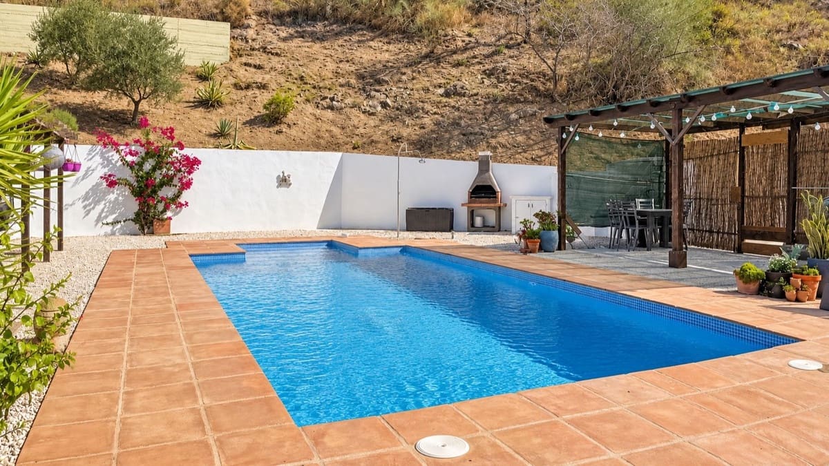 3 bedroom Villa for sale in Colmenar with pool garage - € 375,000 (Ref: 10163282)
