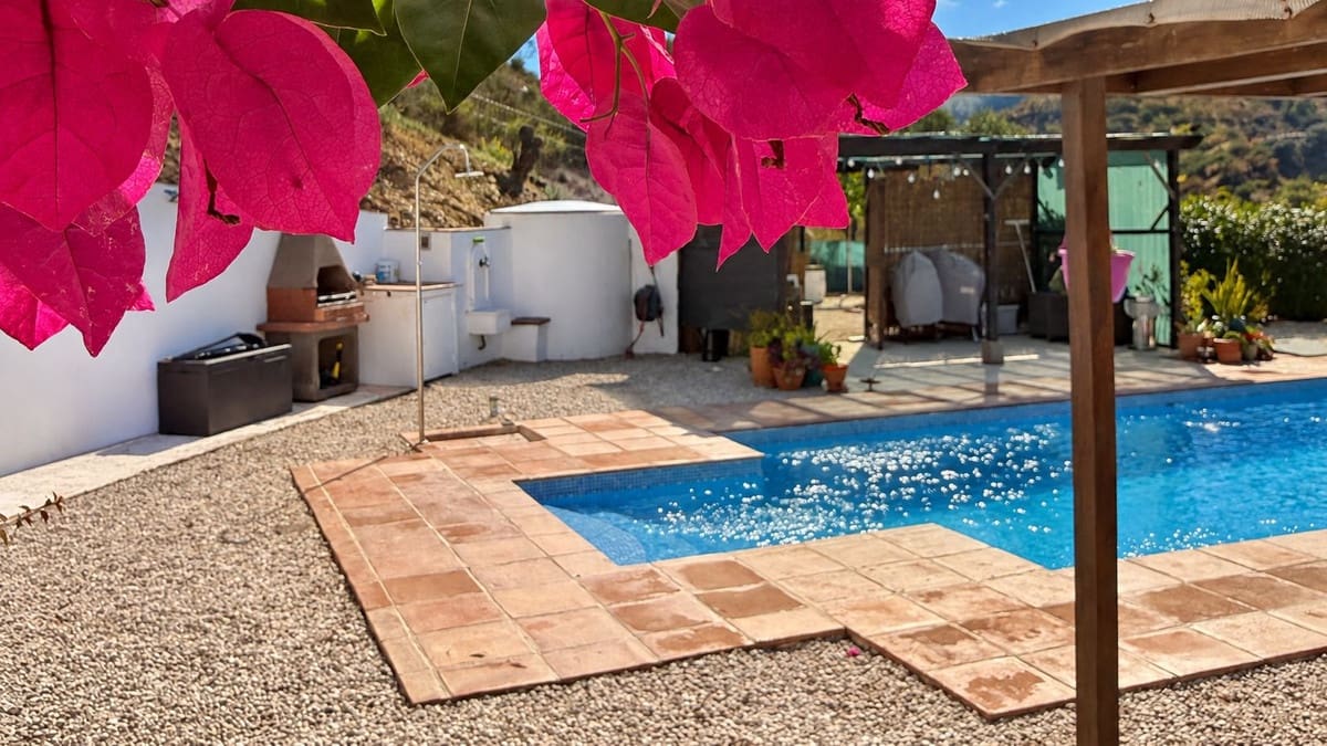 3 bedroom Villa for sale in Colmenar with pool garage - € 375,000 (Ref: 10163282)
