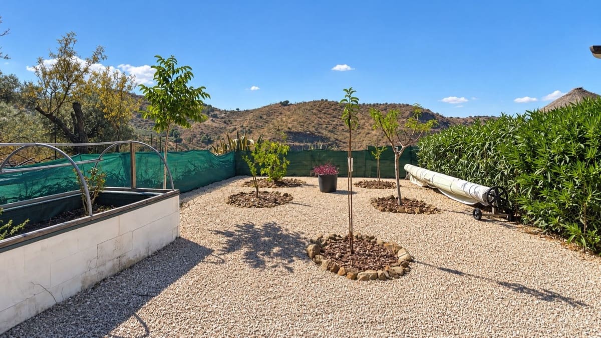 3 bedroom Villa for sale in Colmenar with pool garage - € 375,000 (Ref: 10163282)