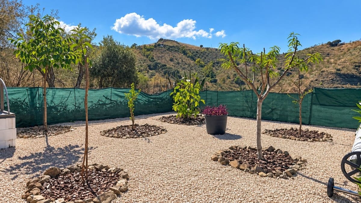 3 bedroom Villa for sale in Colmenar with pool garage - € 375,000 (Ref: 10163282)