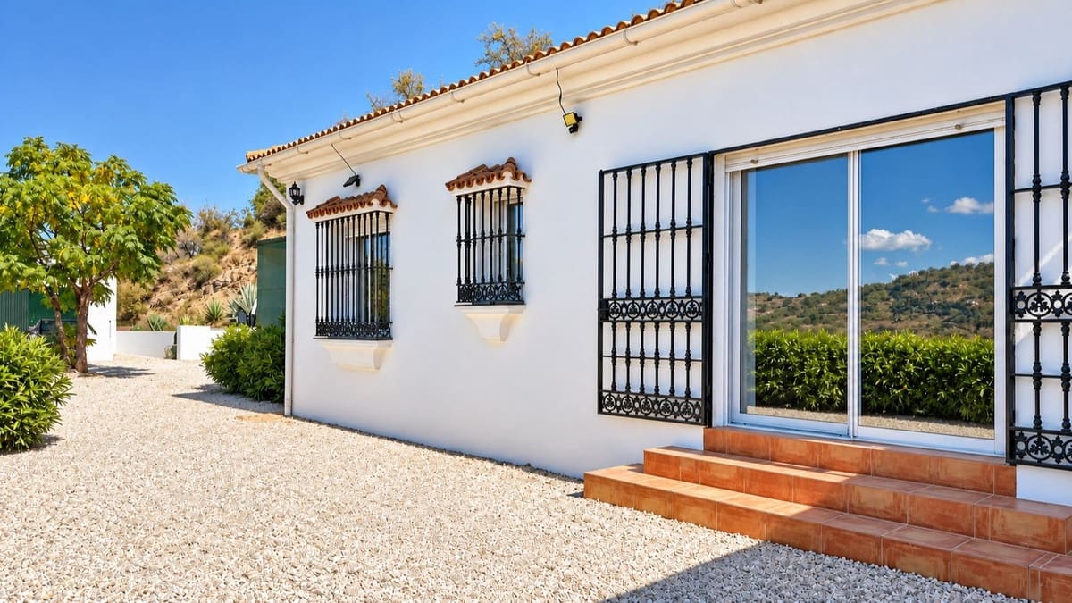 3 bedroom Villa for sale in Colmenar with pool garage - € 375,000 (Ref: 10163282)
