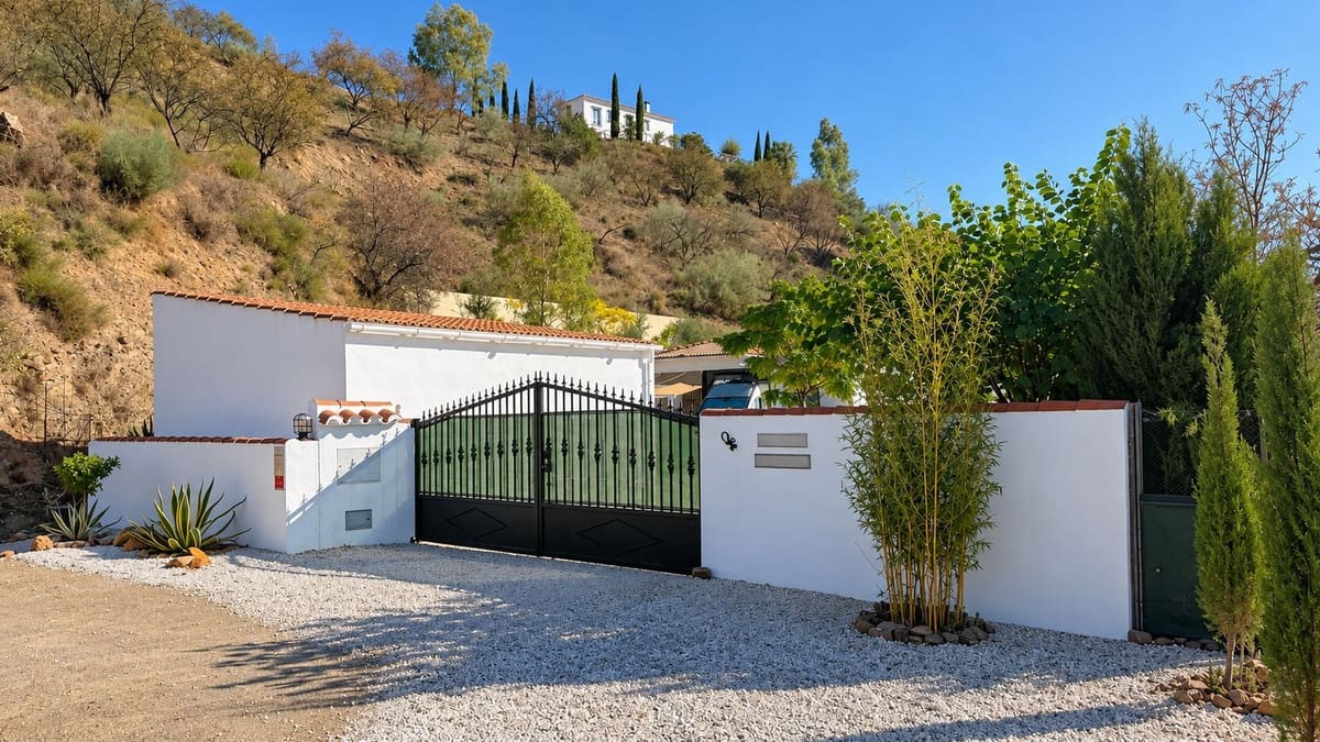 3 bedroom Villa for sale in Colmenar with pool garage - € 375,000 (Ref: 10163282)