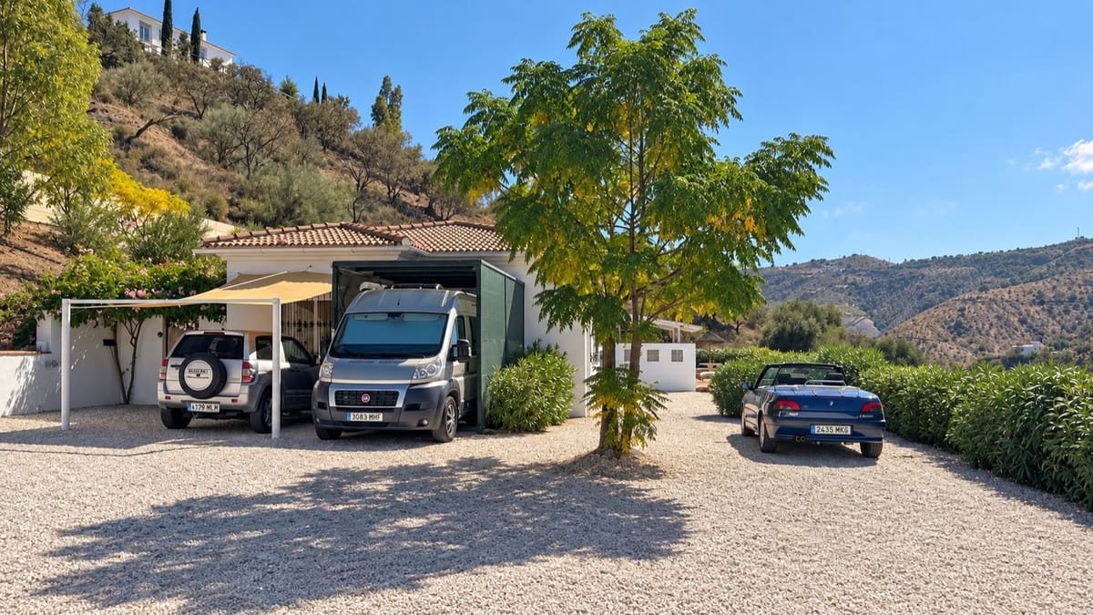 3 bedroom Villa for sale in Colmenar with pool garage - € 375,000 (Ref: 10163282)
