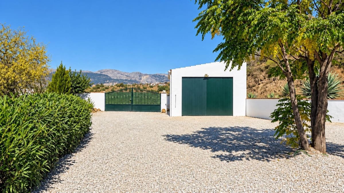 3 bedroom Villa for sale in Colmenar with pool garage - € 375,000 (Ref: 10163282)